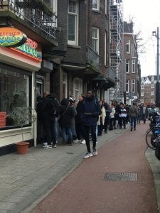 Cafenelele luate cu asalt in Amsterdam. Foto: Het Parool