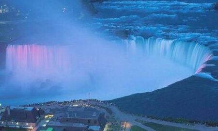 Ziua Națională a României sărbătorită și în America! Cascada Niagara luminată în culorile drapelului românesc