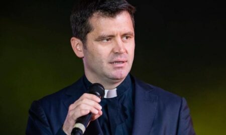 Apelul părintelui Francisc Doboș către credincioși. „Aghiasma e împotriva dracilor, vaccinul e împotriva COVID”