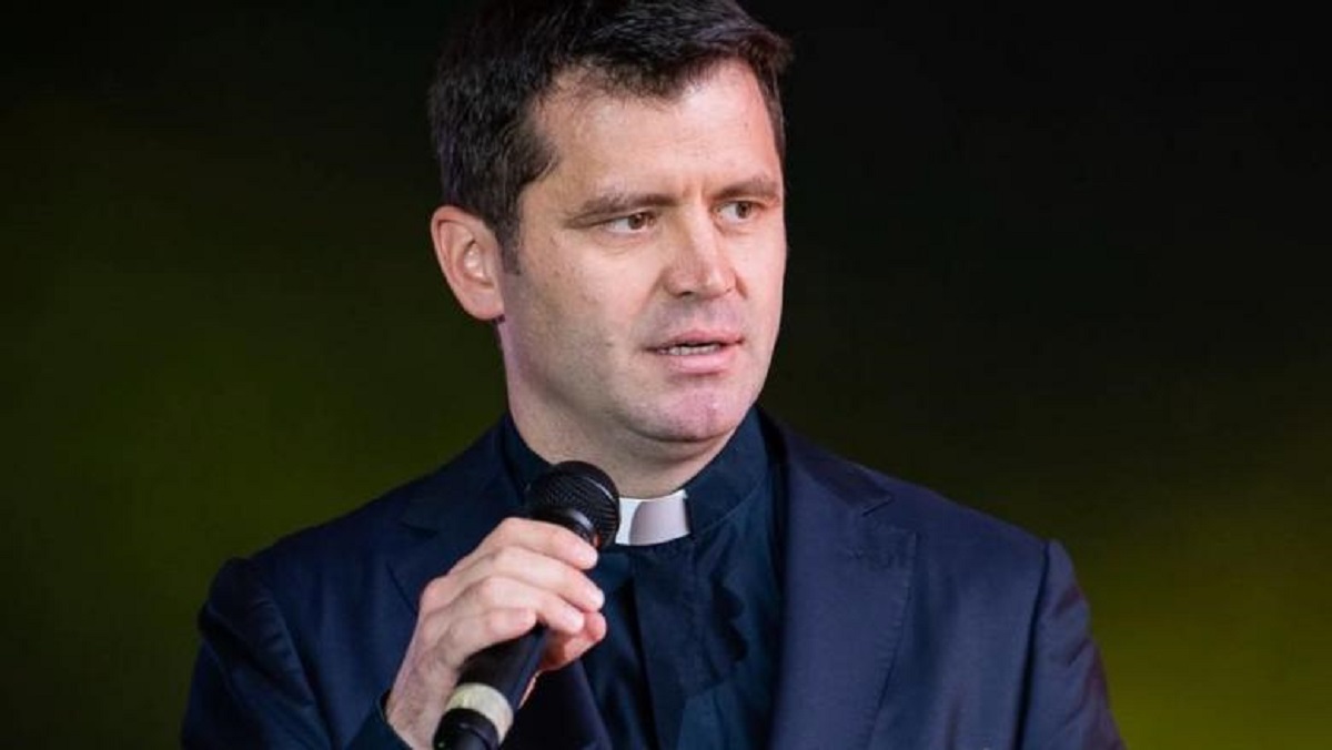 Apelul părintelui Francisc Doboș către credincioși. „Aghiasma e împotriva dracilor, vaccinul e împotriva COVID”