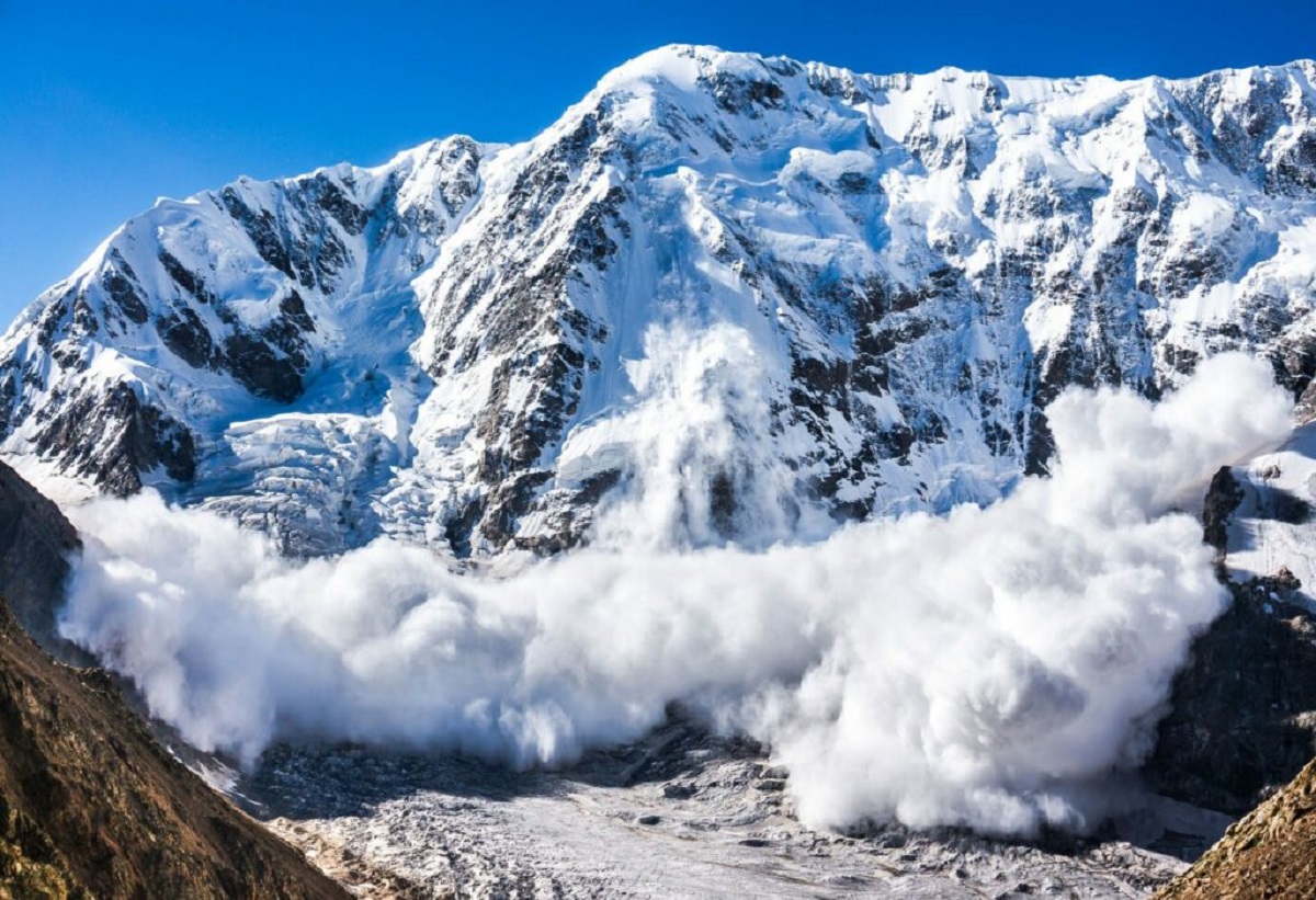 Este pericol de avalanșă! Semnalul tras de salvamontiști