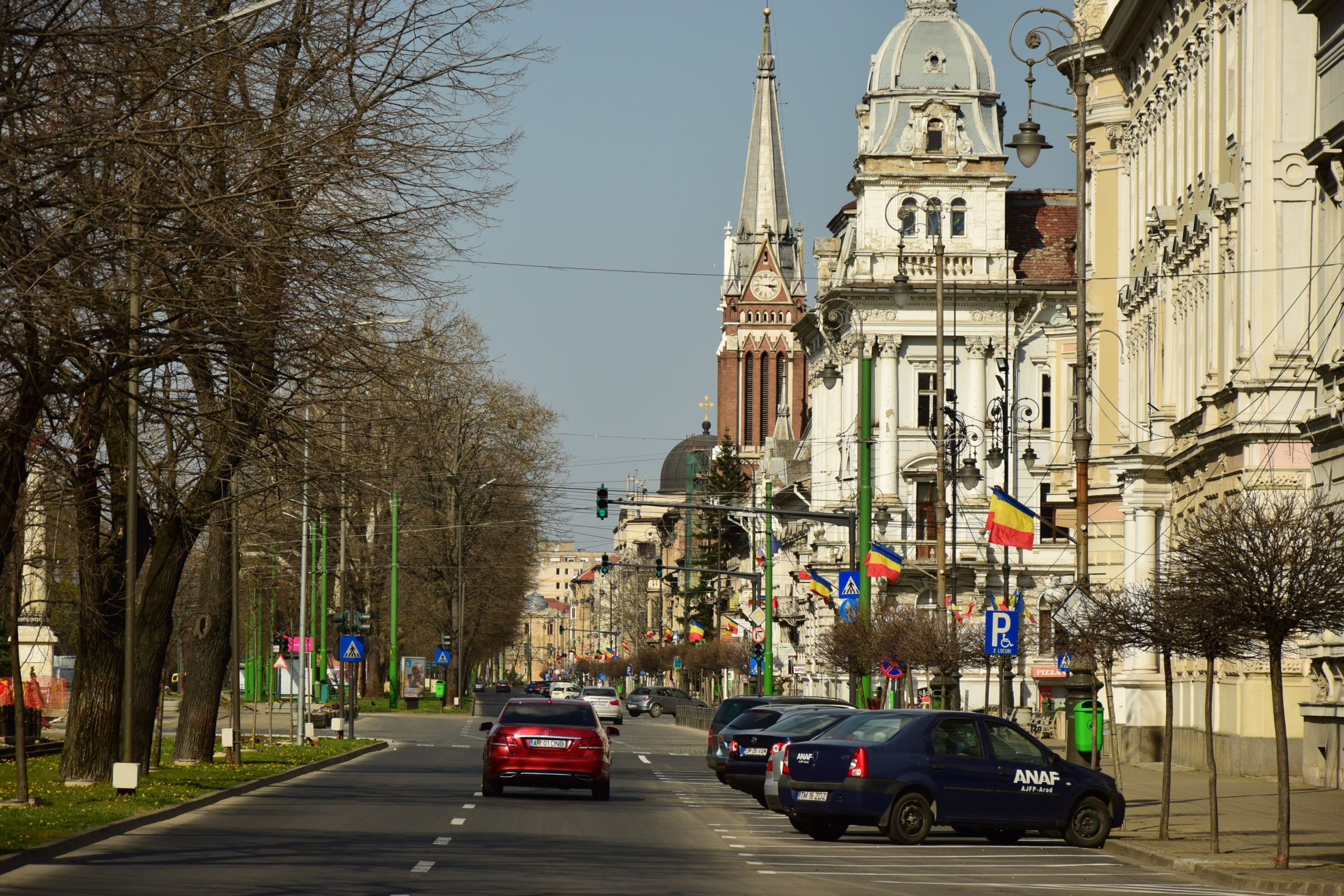 Aradul a dat în clocot. Zeci de persoane au ieșit în stradă