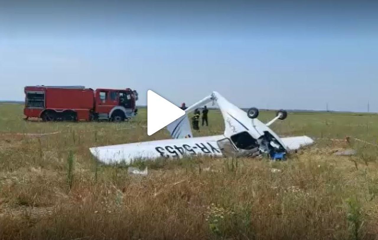 Incident în Chitila. Un avion de mici dimensiuni s-a prăbușit. Două persoane, în stare critică