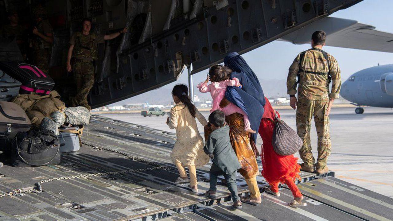 Aeroportul din Kabul. Focuri de armă înspre avion