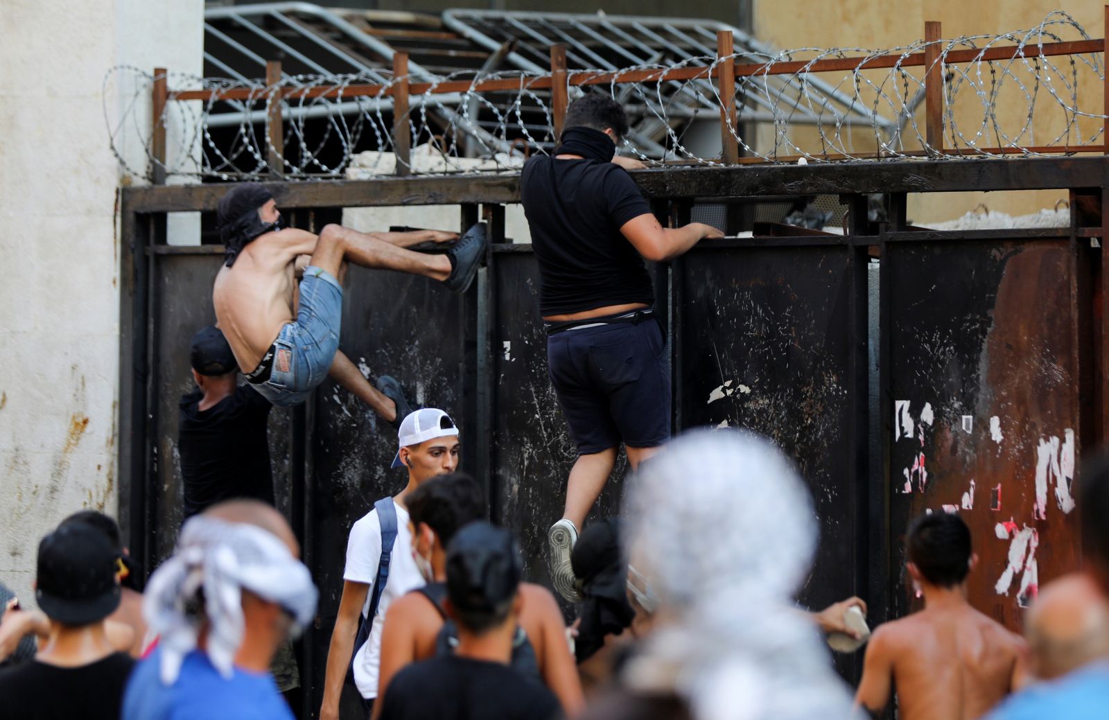 Liban: Zeci de răniţi în urma ciocnirilor dintre manifestanţi şi poliţişti în Beirut.