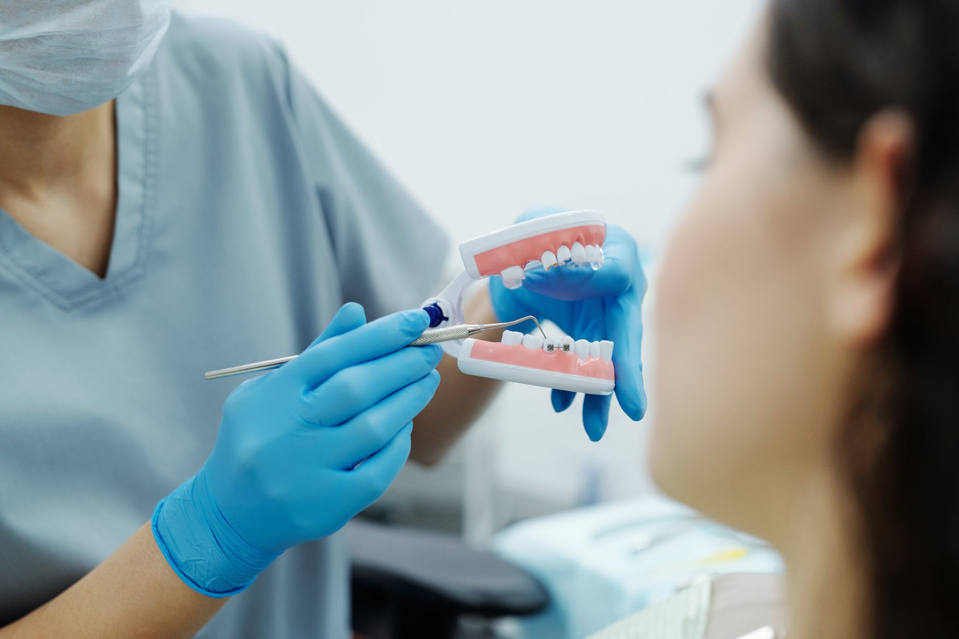 Probleme dentare apărute la menopauză. Medic: „25% dintre femei îşi pierd dinţii în primii 5 ani”