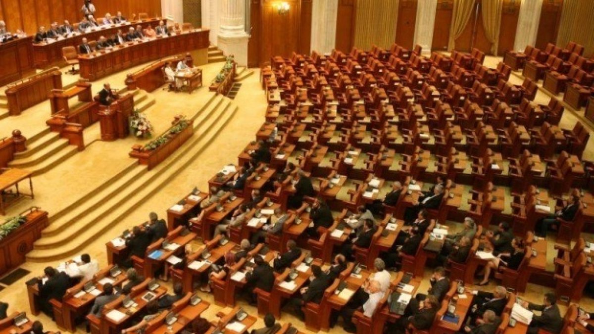 Jocuri politice în Parlament. USR PLUS face apel la toţi parlamentarii să lase moţiunea de cenzură să-şi urmeze parcursul