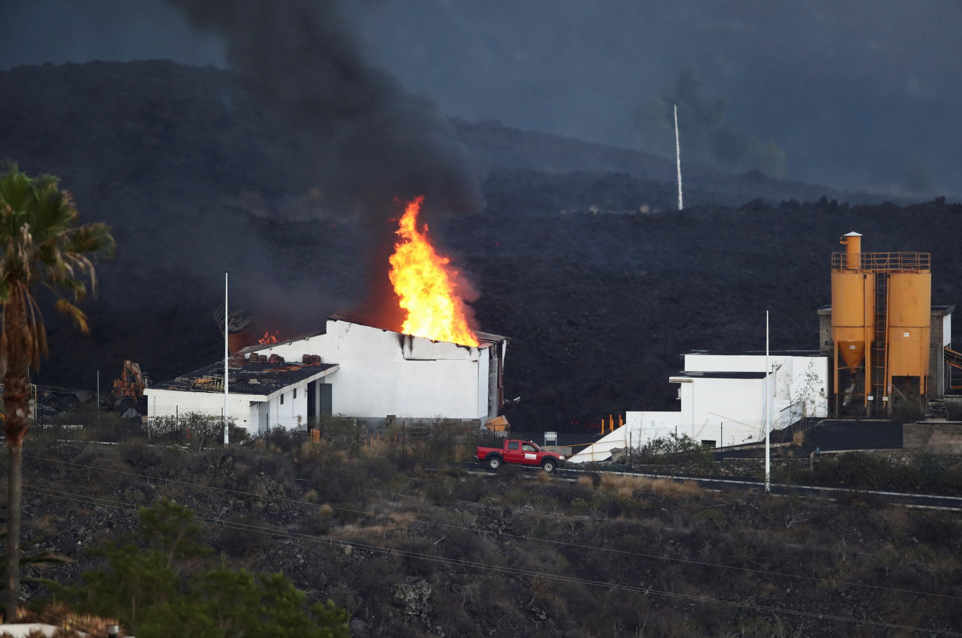 Video. Lava a aprins instalații care otrăvesc aerul. Ce se întâmplă în La Palma