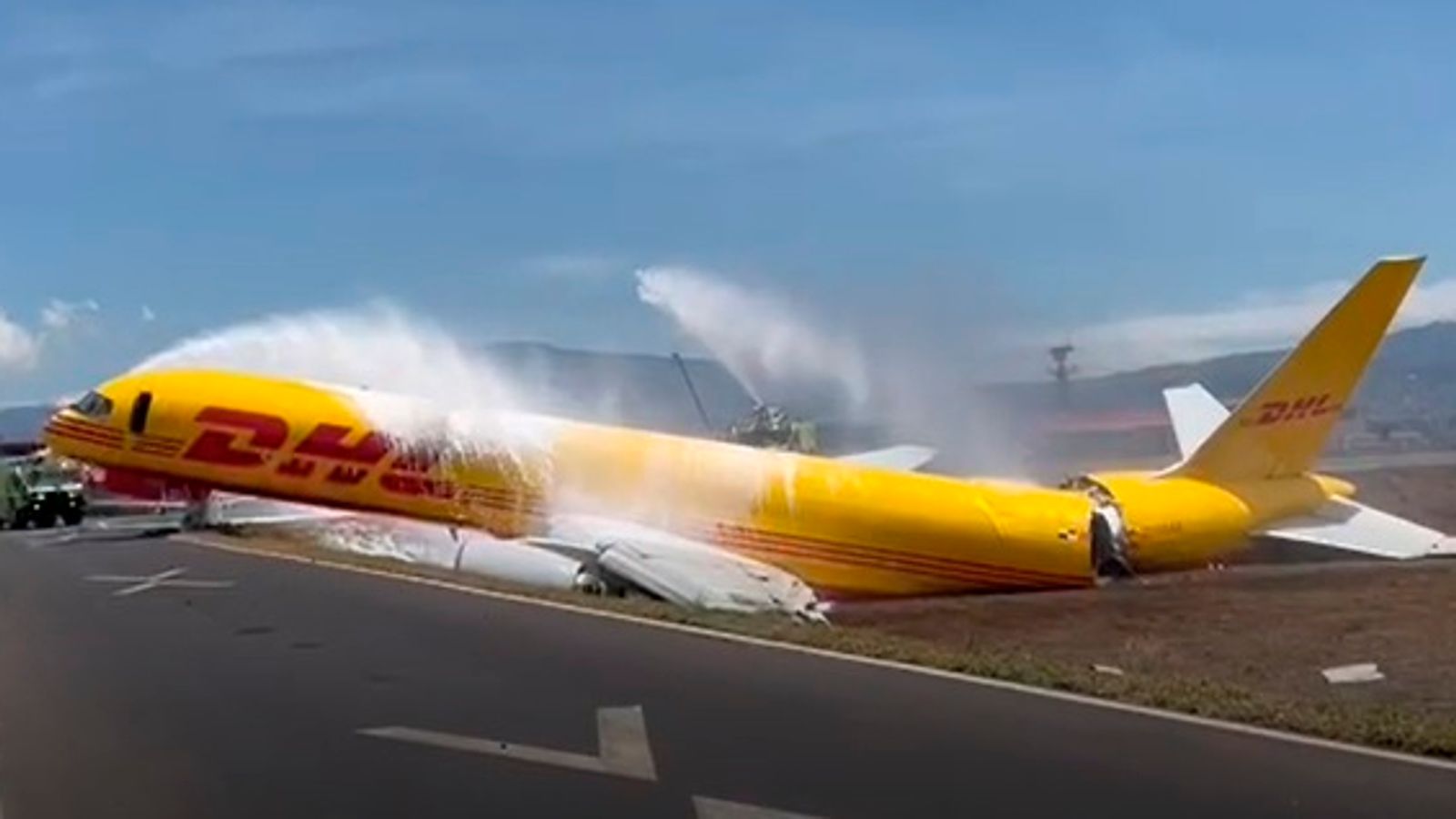 Un avion de marfă DHL s-a rupt în două la aterizarea pe pistă, în Costa Rica