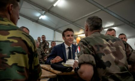 Detalii de culise despre vizita preşedintelui Emmanuel Macron în România. A mâncat sarmale și papanași