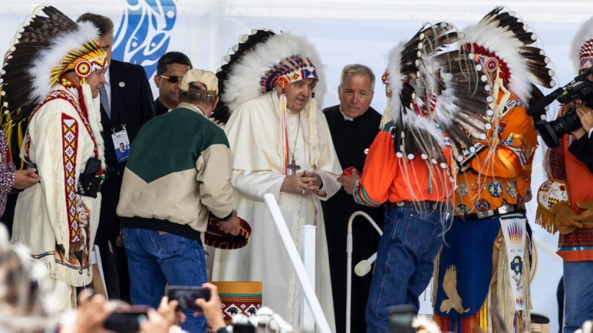 Papa Francisc s-a întâlnit cu aborigenii din Canada care i-au făcut un dar neașteptat