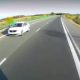 Imagini halucinante arată cum un șofer inconștient merge pe contrasens pe A2. A lovit o mașină, dar și-a văzut de drum. VIDEO