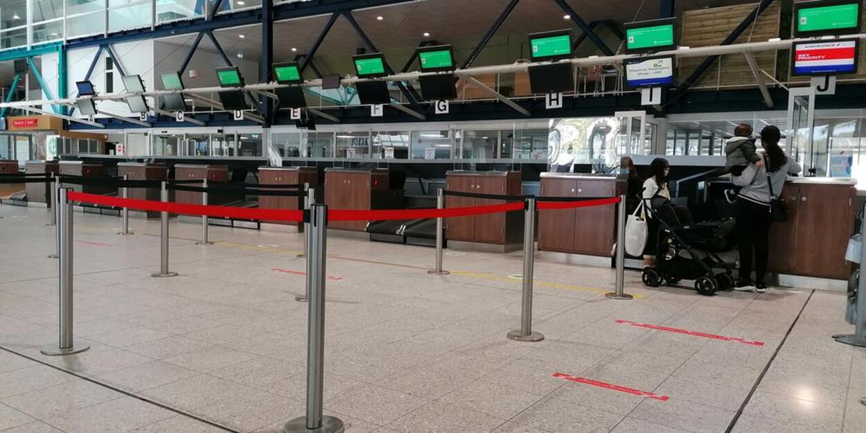 Trei ofițeri de Poliție au fost răniți aseară într-un atac cu cuțitul pe un aeroport francez