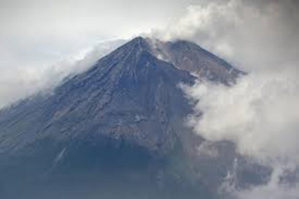 Vulcanul Semeru de pe insula indoneziană Java a erupt puternic. Sătenii și-au părăsit casele fugind din calea urgiei. VIDEO