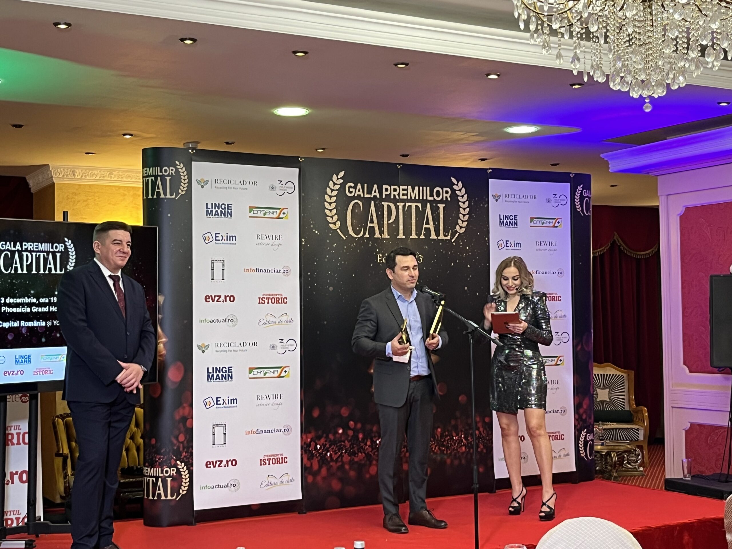 RAUL FILIP - Director Achiziții Altex România, pe scena Premiilor Capital (sursă foto: Infofinanciar)